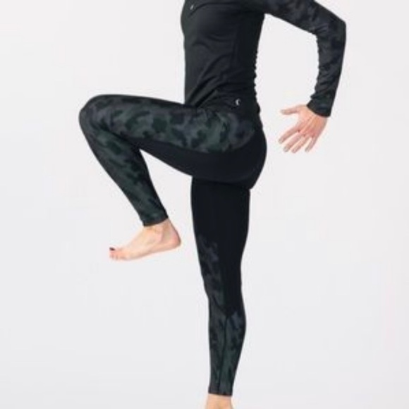 Zyia Active XS Stay Warm Reflective Mid Rise Legging Black Camo - Picture 2 of 9